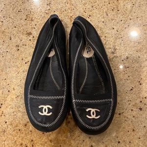 Vintage Chanel (authentic) interlocking c’s loafers. Size 8.